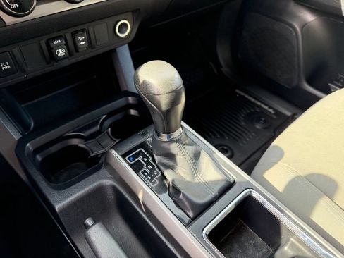 Used 2018 Toyota Tacoma SR5 AWD/4WD image 18