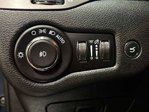 Used 2019 Jeep Cherokee Limited AWD/4WD image 35