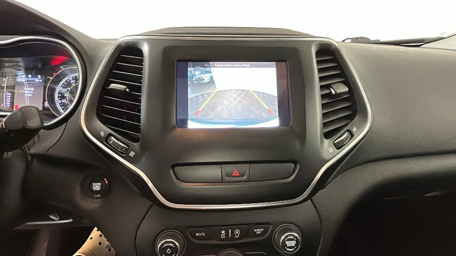 Used 2019 Jeep Cherokee Latitude Plus w/ Comfort/Convenience Group AWD/4WD image 29