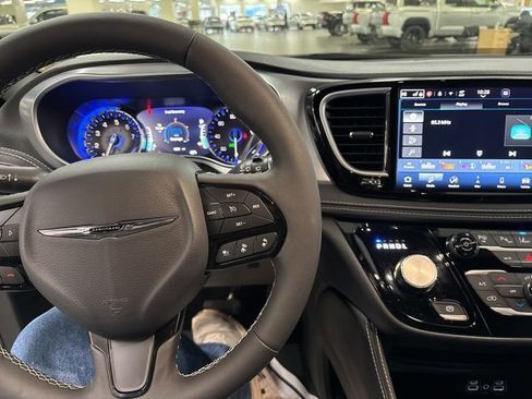 Used 2025 Chrysler Pacifica Limited image 21