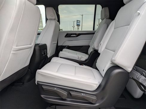 New 2025 Chevrolet Suburban Premier image 22