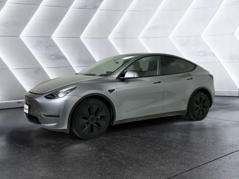 Used 2025 Tesla Model Y Long Range AWD/4WD image 3