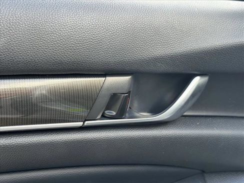 Used 2018 Honda Accord Sport image 16