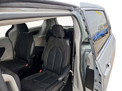 Used 2023 Chrysler Voyager LX image 31