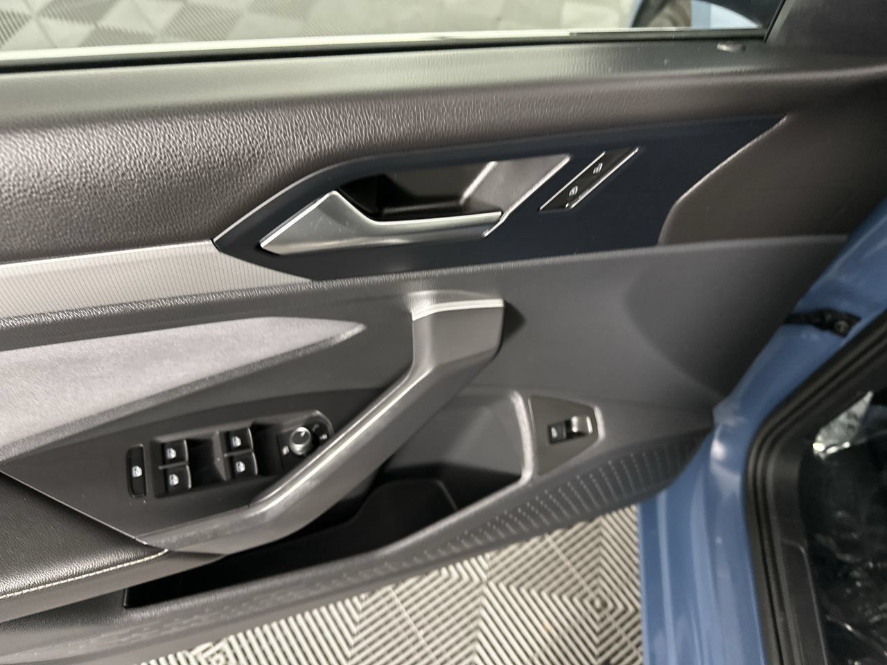 Used 2025 Volkswagen Jetta SE FWD image 5