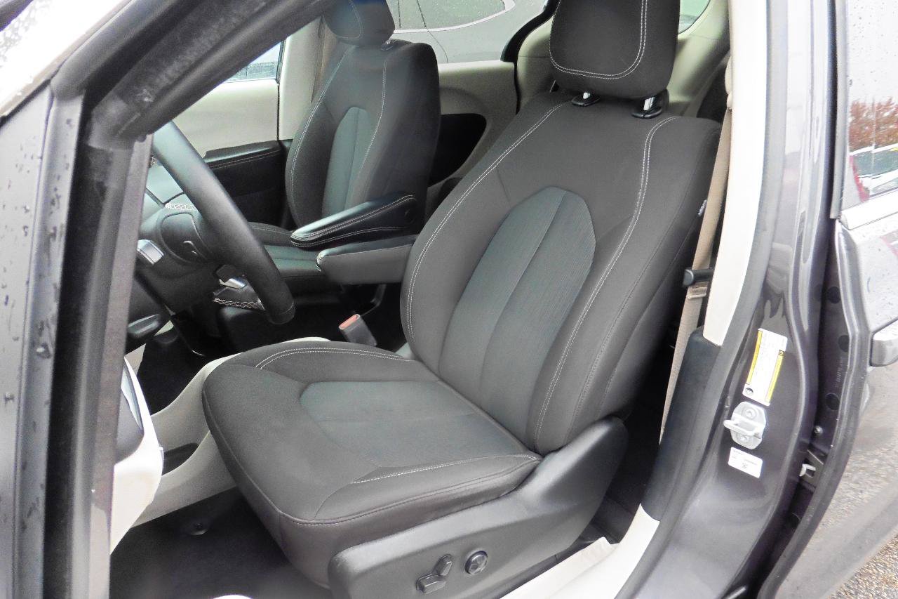 Used 2022 Chrysler Voyager LX FWD image 4