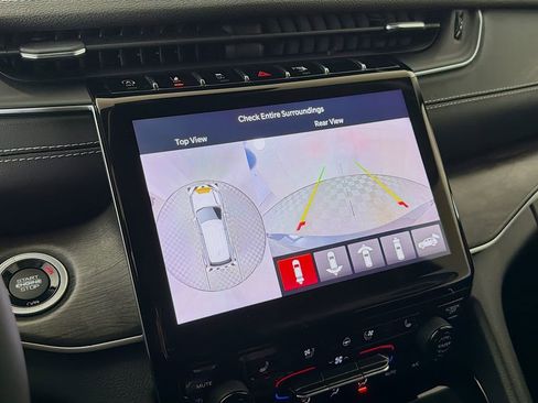 Used 2023 Jeep Grand Cherokee L Limited w/ Luxury Tech Group II image 18