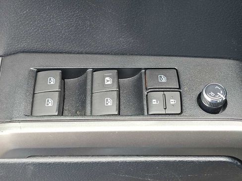 Certified 2018 Toyota Tacoma SR5 AWD/4WD image 24