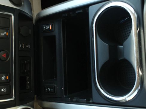 Used 2017 Nissan Titan SV image 22