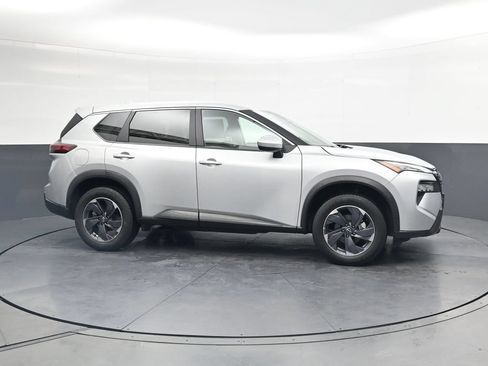 Used 2025 Nissan Rogue SV FWD image 4
