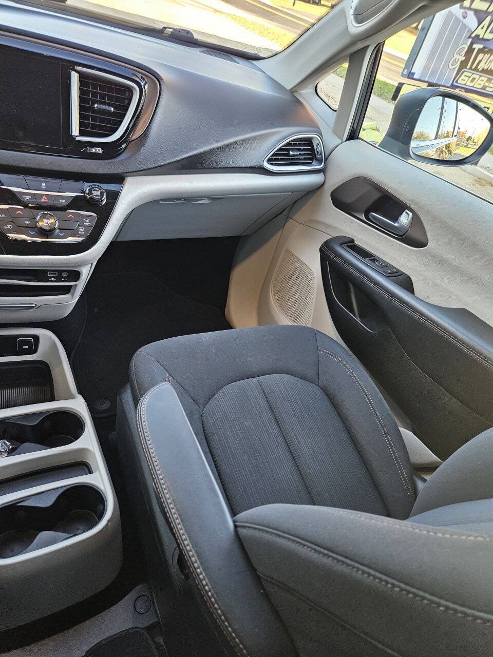 Used 2017 Chrysler Pacifica Touring FWD image 11