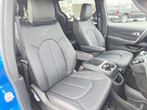 New 2026 Chrysler Pacifica Select w/ S Appearance Package image 17