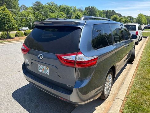 Used 2017 Toyota Sienna XLE FWD image 10
