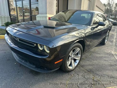 Used 2016 Dodge Challenger SXT image 5