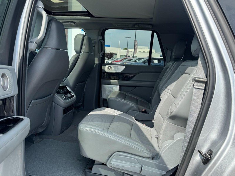Used 2020 Lincoln Navigator L Reserve w/ Luxury Package AWD/4WD image 12
