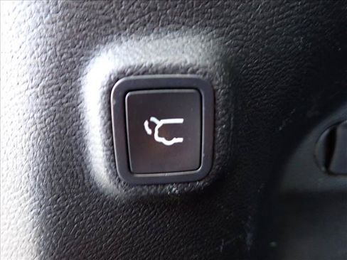 Used 2019 Jeep Cherokee Limited AWD/4WD image 6