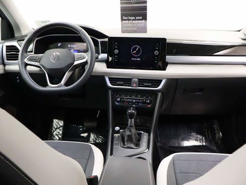 Used 2025 Volkswagen Taos SE w/ Panoramic Sunroof Package image 14