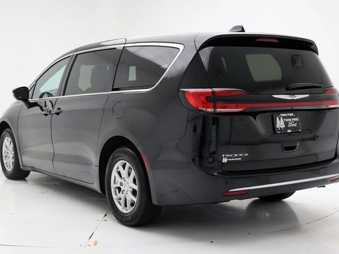 Used 2025 Chrysler Pacifica Select FWD image 6