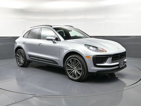 Certified 2026 Porsche Macan AWD/4WD image 10