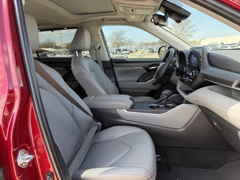 Certified 2025 Toyota Highlander XLE image 30