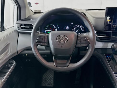 Used 2025 Toyota Sienna LE image 18