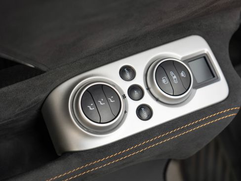 Used 2015 McLaren 650S Spider image 35