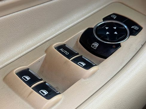 Used 2013 Ford Taurus SEL image 23