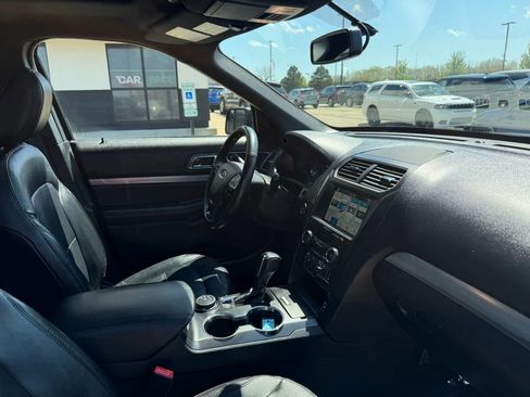 Used 2018 Ford Explorer XLT w/ Equipment Group 202A AWD/4WD image 26