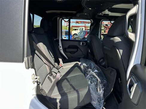 Used 2024 Jeep Gladiator Rubicon w/ Technology Group image 9