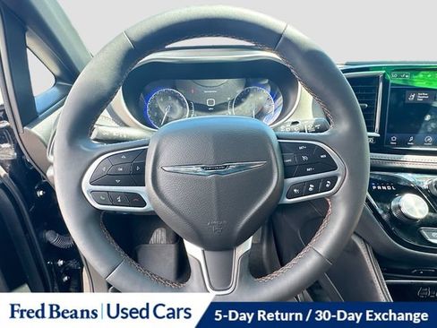 Used 2024 Chrysler Pacifica Pinnacle FWD image 15