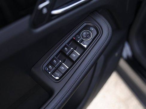 Used 2025 Porsche Macan image 23