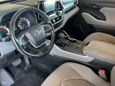 Used 2022 Toyota Highlander LE AWD/4WD image 9