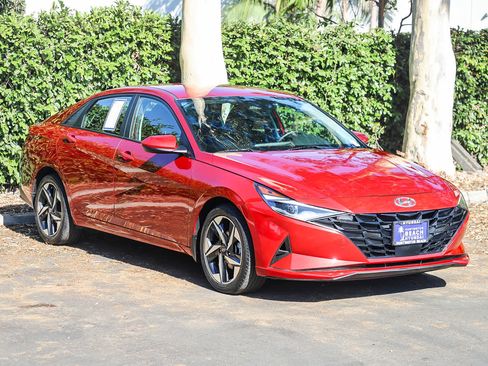 Used 2023 Hyundai Elantra SEL w/ Convenience Package FWD image 3