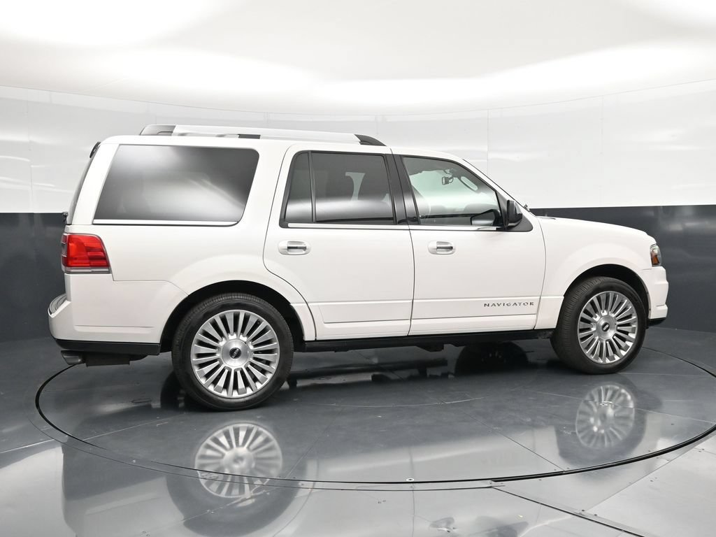 Used 2016 Lincoln Navigator Reserve AWD/4WD image 3