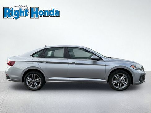 Used 2024 Volkswagen Jetta SE FWD image 9
