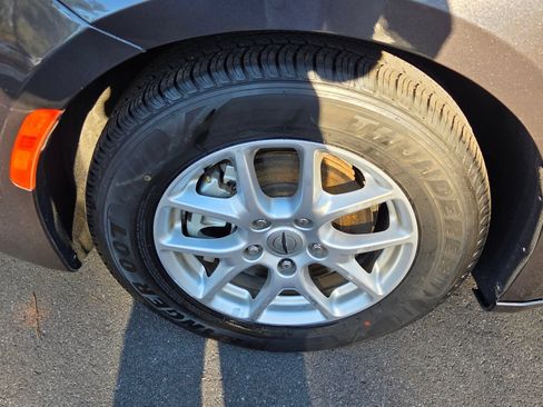 Used 2023 Chrysler Pacifica Touring-L FWD image 9