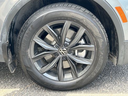Used 2024 Volkswagen Tiguan SE w/ Panoramic Sunroof Package FWD image 7