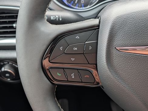 Used 2025 Chrysler Pacifica Limited FWD image 31