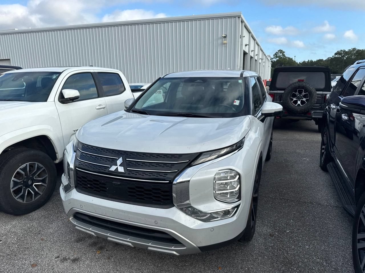 Used 2023 Mitsubishi Outlander SE FWD image 1