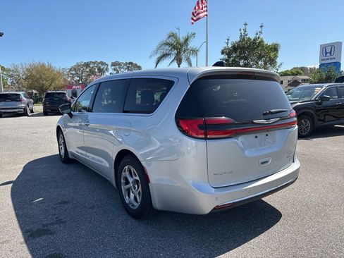 Used 2024 Chrysler Pacifica Limited image 3