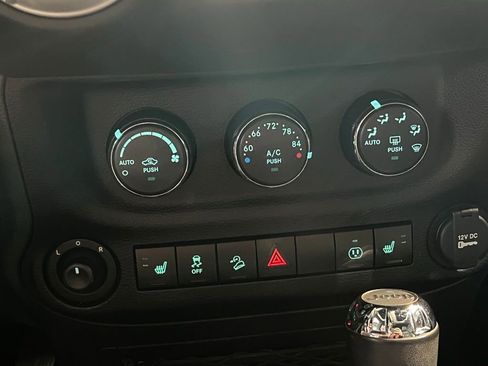 Used 2015 Jeep Wrangler Unlimited Sahara w/ Connectivity Group image 28