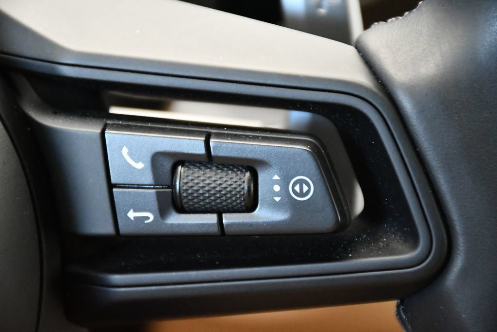 Certified 2025 Porsche Cayenne AWD/4WD image 25