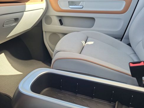 Used 2025 Volkswagen ID. Buzz 1st Edition image 16