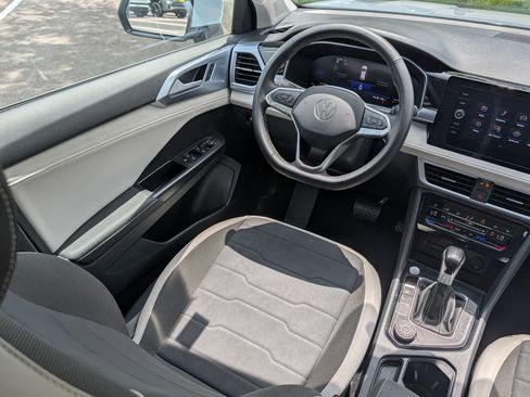 Certified 2025 Volkswagen Taos SE w/ Panoramic Sunroof Package AWD/4WD image 9