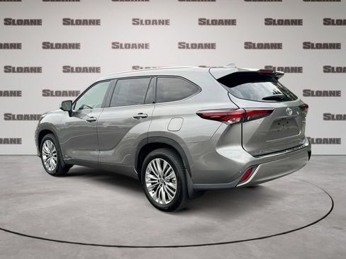 Used 2026 Toyota Highlander Platinum AWD/4WD image 3