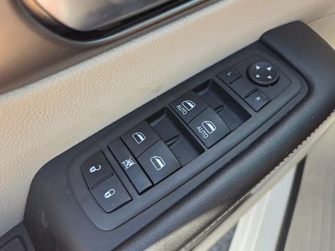 Used 2023 Chrysler Pacifica Touring-L FWD image 30