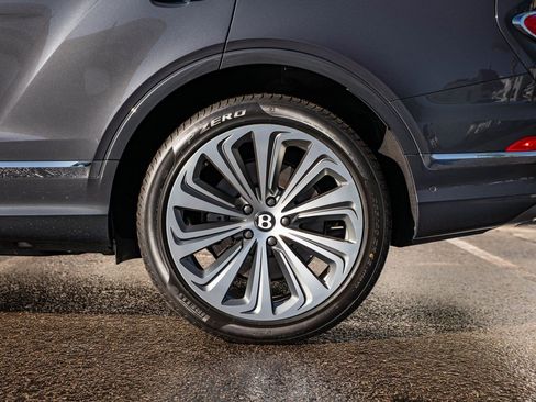 Used 2025 Bentley Bentayga image 32