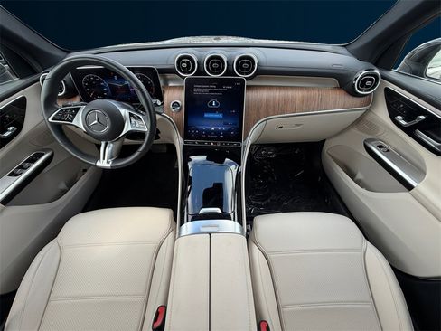 Used 2024 Mercedes-Benz GLC 300 4MATIC image 12