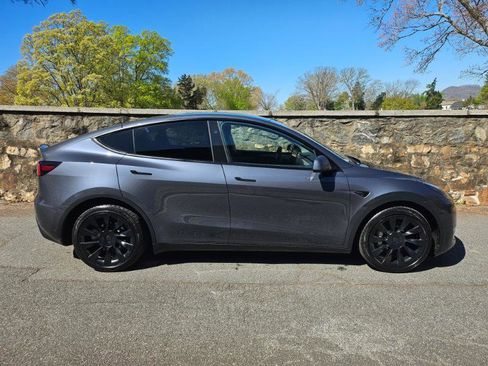 Used 2023 Tesla Model Y Long Range image 10