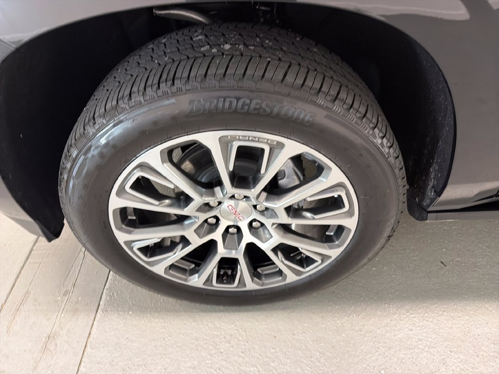 Used 2026 GMC Yukon Denali w/ Sun & Power Step Package AWD/4WD image 4